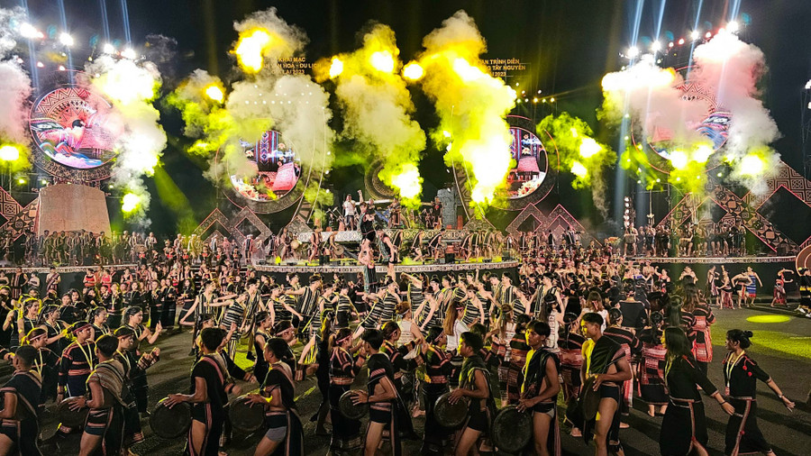 Trên 1.000 nghệ nhân 5 tỉnh Tây Nguyên trong tiết mục khai từ "Âm vang đại ngàn". Ảnh: Bá Bính Trên 1.000 nghệ nhân 5 tỉnh Tây Nguyên trong tiết mục khai từ "Âm vang đại ngàn". Ảnh: Bá Bính