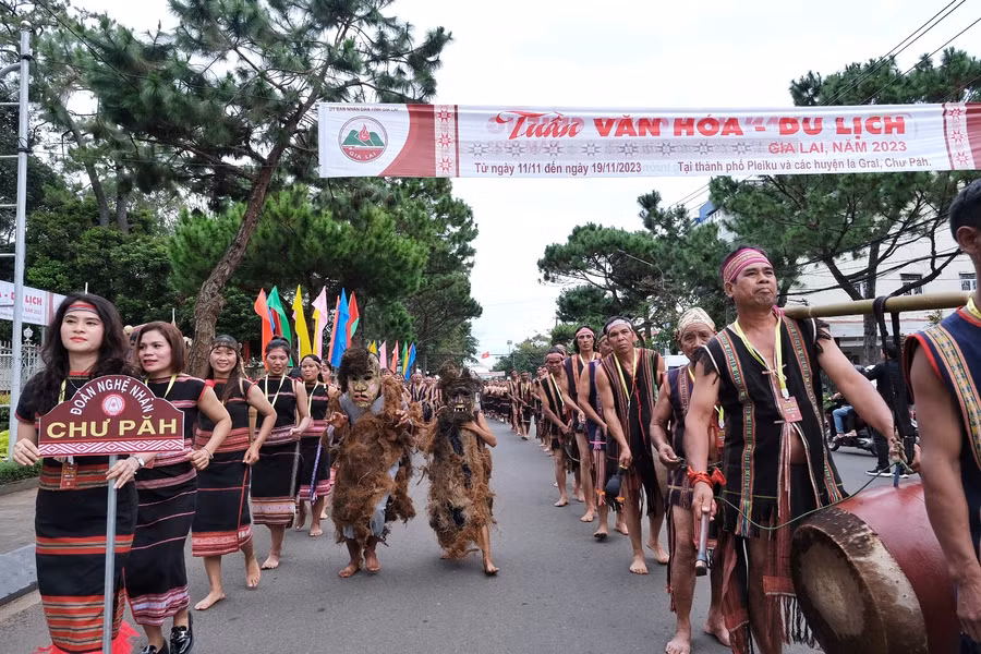 Đoàn nghệ nhân huyện Chư Păh (tỉnh Gia Lai) dẫn đầu đoàn trình diễn. Ảnh: Hoàng Ngọc