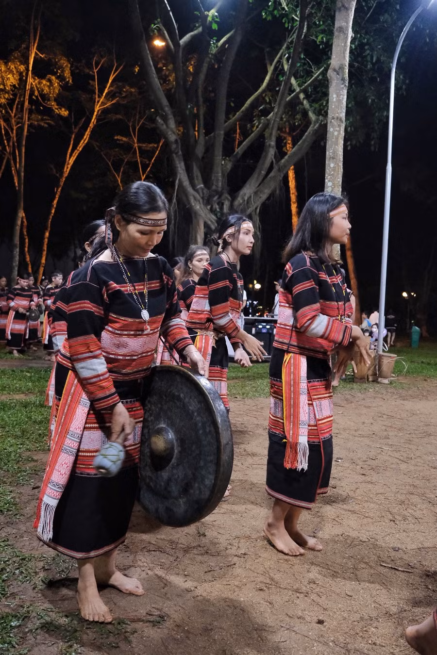 Với những chiếc chiêng to nhất trong dàn chiêng, nữ nghệ nhân không chỉ có trình độ thẩm âm cao mà phải có sức khỏe dẻo dai Với những chiếc chiêng to nhất trong dàn chiêng, nữ nghệ nhân không chỉ có trình độ thẩm âm cao mà phải có sức khỏe dẻo dai