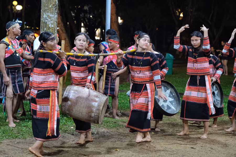 Vẻ đẹp của nữ nghệ nhân Bahnar trong điệu múa trống. Ảnh: Hoàng Ngọc Vẻ đẹp của nữ nghệ nhân Bahnar trong điệu múa trống. Ảnh: Hoàng Ngọc