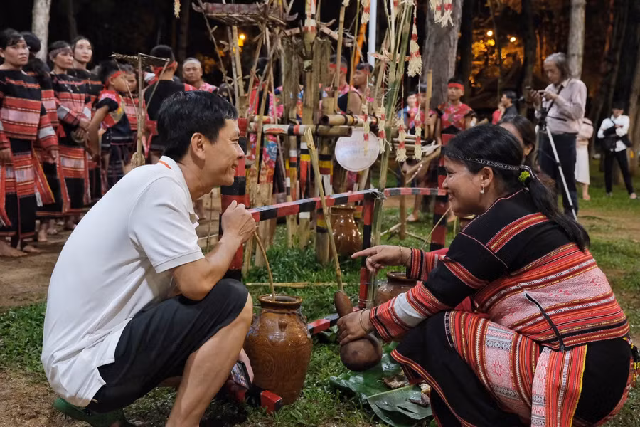 Khán giả đến trải nghiệm cồng chiêng và giao lưu với các nữ nghệ nhân Khán giả đến trải nghiệm cồng chiêng và giao lưu với các nữ nghệ nhân