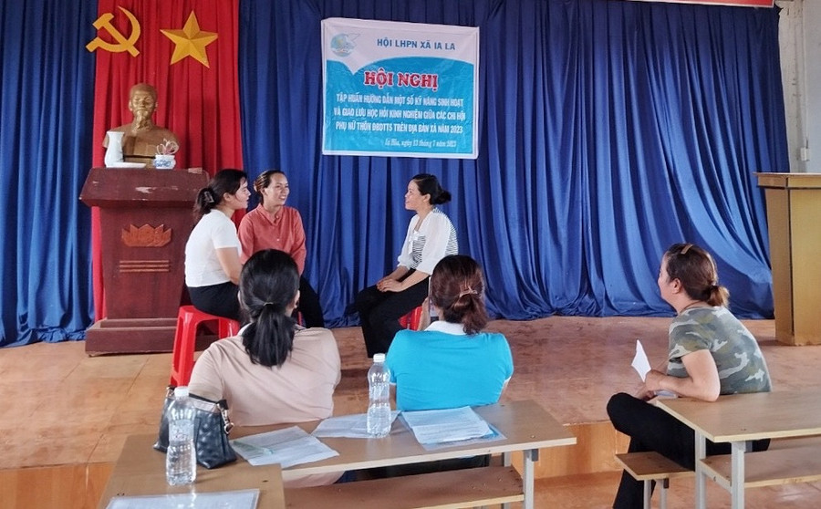 Các Chi hội trưởng phụ nữ dân tộc thiểu số giao lưu, chia sẻ kinh nghiệm. Ảnh: Minh Châu Các Chi hội trưởng phụ nữ dân tộc thiểu số giao lưu, chia sẻ kinh nghiệm. Ảnh: Minh Châu