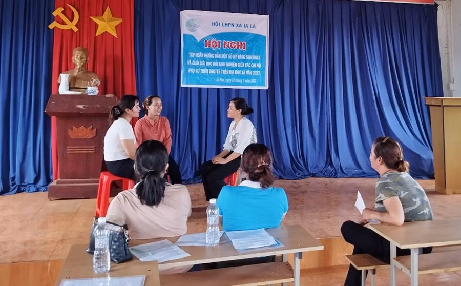 Các Chi hội trưởng phụ nữ dân tộc thiểu số giao lưu, chia sẻ kinh nghiệm. Ảnh: Minh Châu