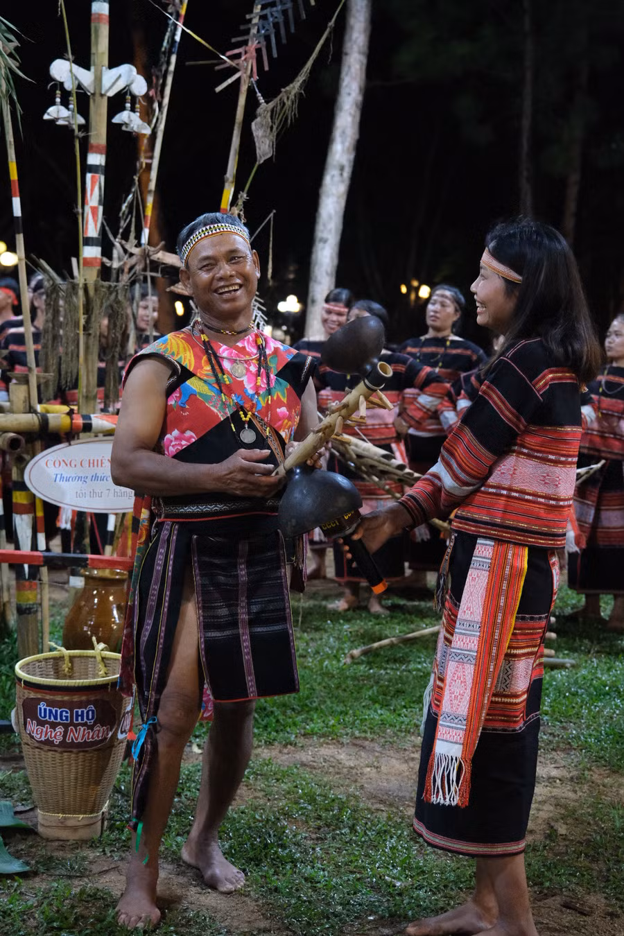 Không chỉ có cồng chiêng, các đoàn nghệ nhân còn giới thiệu nhiều giá trị đặc sắc như hát dân ca, đàn goong... Ảnh: Minh Châu