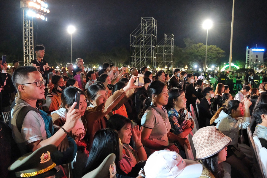 Đông đảo người dân trong tỉnh đến xem và cổ vũ phần trình diễn của các nghệ nhân. Ảnh: Hoàng Ngọc