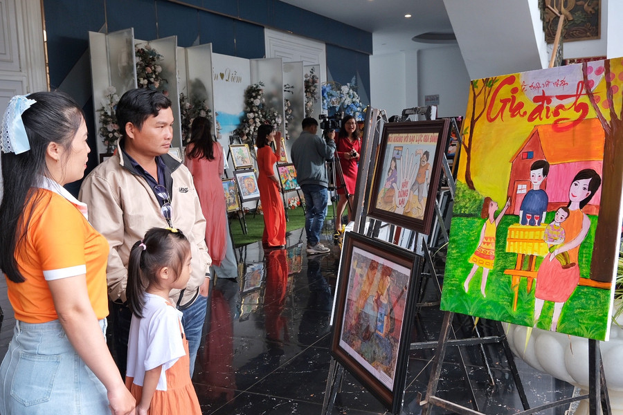 Trưng bày tranh với chủ đề "Sắc màu bình yên" phòng chống, đẩy lùi bạo lực gia đình. Ảnh: Minh Châu Trưng bày tranh với chủ đề "Sắc màu bình yên" phòng chống, đẩy lùi bạo lực gia đình. Ảnh: Minh Châu