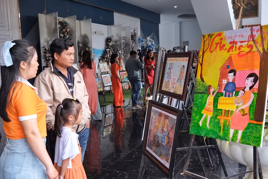 Trưng bày tranh với chủ đề "Sắc màu bình yên" phòng chống, đẩy lùi bạo lực gia đình. Ảnh: Minh Châu