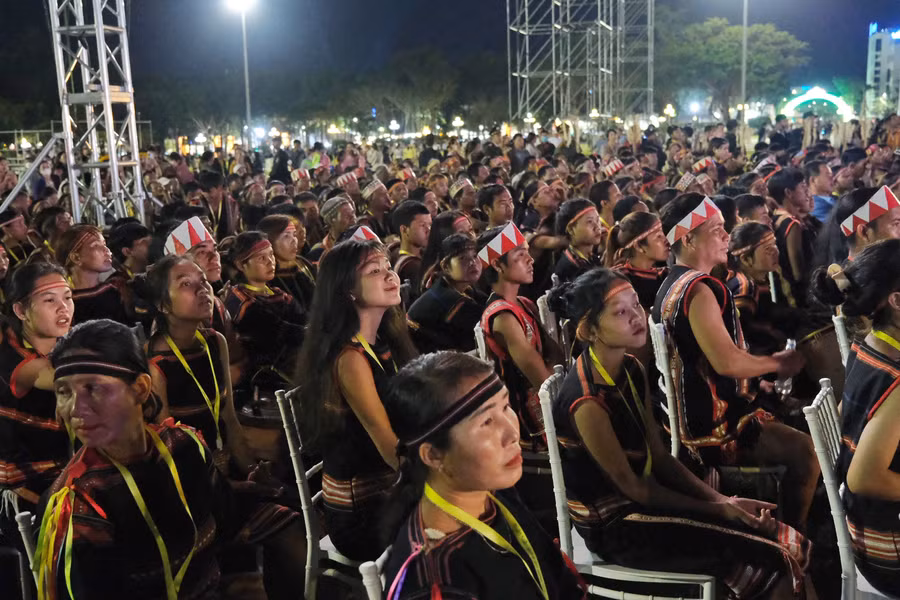 Các nghệ nhân theo dõi phần trình diễn của các đoàn trong đêm hội "Hơn một lời chia tay". Ảnh: Hoàng Ngọc