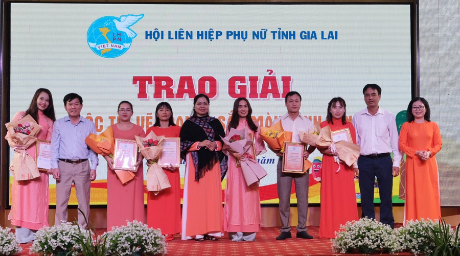 Trao giải các tác giả đạt giải cao trong cuộc thi vẽ tranh. Ảnh: Minh Châu Trao giải các tác giả đạt giải cao trong cuộc thi vẽ tranh. Ảnh: Minh Châu