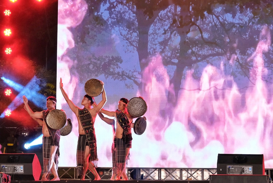 Nghệ nhân Lâm Đồng tái hiện lại vũ “Sim kring-Cánh chim đại ngàn”. Ảnh: Hoàng Ngọc