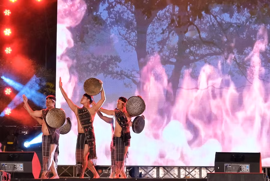 Nghệ nhân Lâm Đồng tái hiện lại vũ “Sim kring-Cánh chim đại ngàn”. Ảnh: Hoàng Ngọc