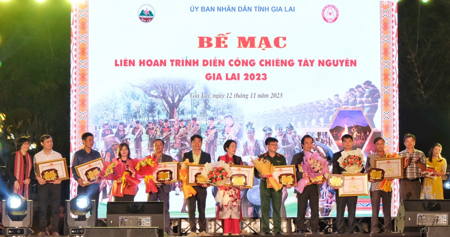UBND tỉnh vinh danh các nhà tài trợ có nhiều đóng góp cho Tuần Văn hóa-Du lịch Gia Lai 2023. Ảnh: Hoàng Ngọc