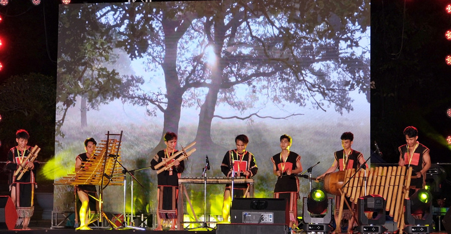 Đoàn nghệ nhân Đak Lak với màn hòa tấu nhạc cụ dân tộc &quot;Bình minh trên Tây Nguyên&quot;. Ảnh: Hoàng Ngọc