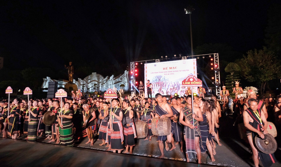 Các đoàn nghệ nhân hội ngộ trong đêm bế mạc. Ảnh: Hoàng Ngọc