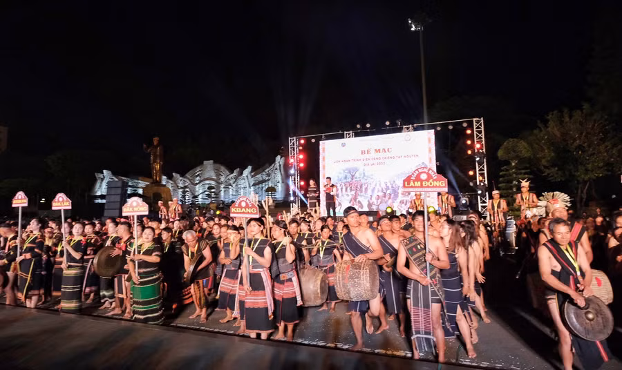 Các đoàn nghệ nhân hội ngộ trong đêm bế mạc. Ảnh: Hoàng Ngọc