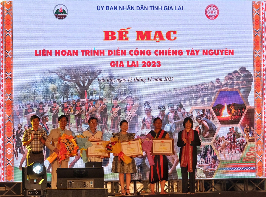 UBND tỉnh Gia Lai trao bằng khen cho cho đoàn nghệ nhân các tỉnh Đak Nông, Lâm Đồng, Đak Lak, Kon Tum. Ảnh: Hoàng Ngọc