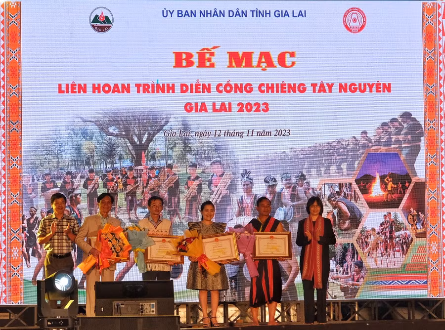 UBND tỉnh Gia Lai trao bằng khen cho cho đoàn nghệ nhân các tỉnh Đak Nông, Lâm Đồng, Đak Lak, Kon Tum. Ảnh: Hoàng Ngọc