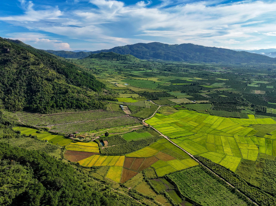 Địa hình đồi núi đặc trưng của cao nguyên tạo nên khung cảnh hùng vĩ cho bức tranh du lịch nông thôn. Ảnh: Bi Ly Địa hình đồi núi đặc trưng của cao nguyên tạo nên khung cảnh hùng vĩ cho bức tranh du lịch nông thôn. Ảnh: Bi Ly