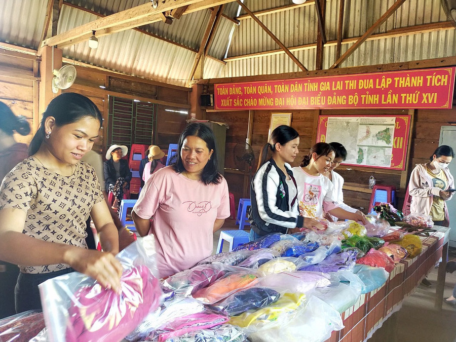 Gian hàng áo dài 0 đồng của phụ nữ phường Yên Thế (TP. PLeiku) để chị em nào cần thì đến lấy. Ảnh: Minh Châu Gian hàng áo dài 0 đồng của phụ nữ phường Yên Thế (TP. PLeiku) để chị em nào cần thì đến lấy. Ảnh: Minh Châu