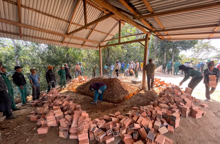 Người dân làng Kon Mah (xã Hà Tây, huyện Chư Păh) đóng góp ngày công làm công trình trình nước sạch. Ảnh: Hoàng Ngọc
