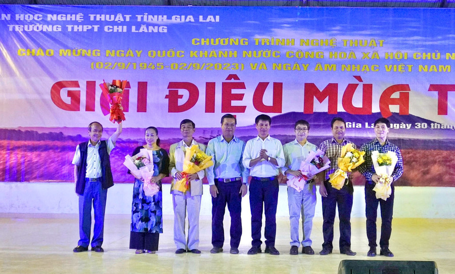 Tặng hoa tôn vinh các nhạc sĩ, nghệ sĩ Gia Lai nhân Ngày Âm nhạc Việt Nam. Ảnh: Minh Châu Tặng hoa tôn vinh các nhạc sĩ, nghệ sĩ Gia Lai nhân Ngày Âm nhạc Việt Nam. Ảnh: Minh Châu