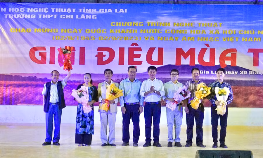 Tặng hoa tôn vinh các nhạc sĩ, nghệ sĩ Gia Lai nhân Ngày Âm nhạc Việt Nam. Ảnh: Minh Châu