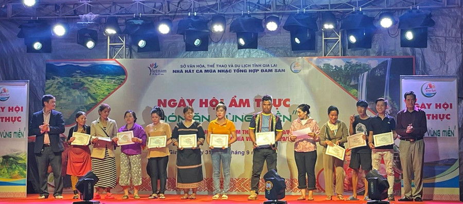 Trao chứng nhận cho các chủ gian hàng ẩm thực tham gia ngày hội. Ảnh: Hoàng Ngọc Trao chứng nhận cho các chủ gian hàng ẩm thực tham gia ngày hội. Ảnh: Hoàng Ngọc