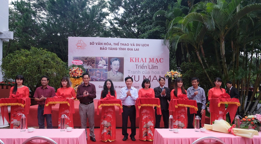 Khai mạc triển lãm tranh Xu Man-cánh chim đầu đàn của nền mỹ thuật Tây Nguyên. Ảnh: Hoàng Ngọc Khai mạc triển lãm tranh Xu Man-cánh chim đầu đàn của nền mỹ thuật Tây Nguyên. Ảnh: Hoàng Ngọc