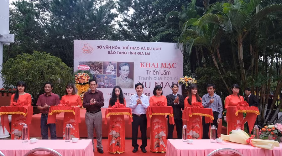 Khai mạc triển lãm tranh Xu Man-cánh chim đầu đàn của nền mỹ thuật Tây Nguyên. Ảnh: Hoàng Ngọc