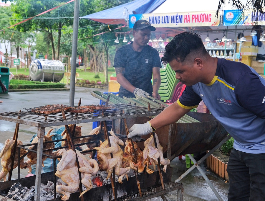 Một gian hàng ẩm thực truyền thống tại ngày hội. Ảnh: Hoàng Ngọc Một gian hàng ẩm thực truyền thống tại ngày hội. Ảnh: Hoàng Ngọc