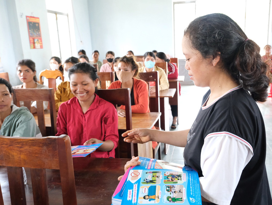 Tờ rơi với hình ảnh minh họa sinh động góp phần truyền thông về phòng chống bạo lực gia đình. Ảnh: MINH CHÂU Tờ rơi với hình ảnh minh họa sinh động góp phần truyền thông về phòng chống bạo lực gia đình. Ảnh: MINH CHÂU