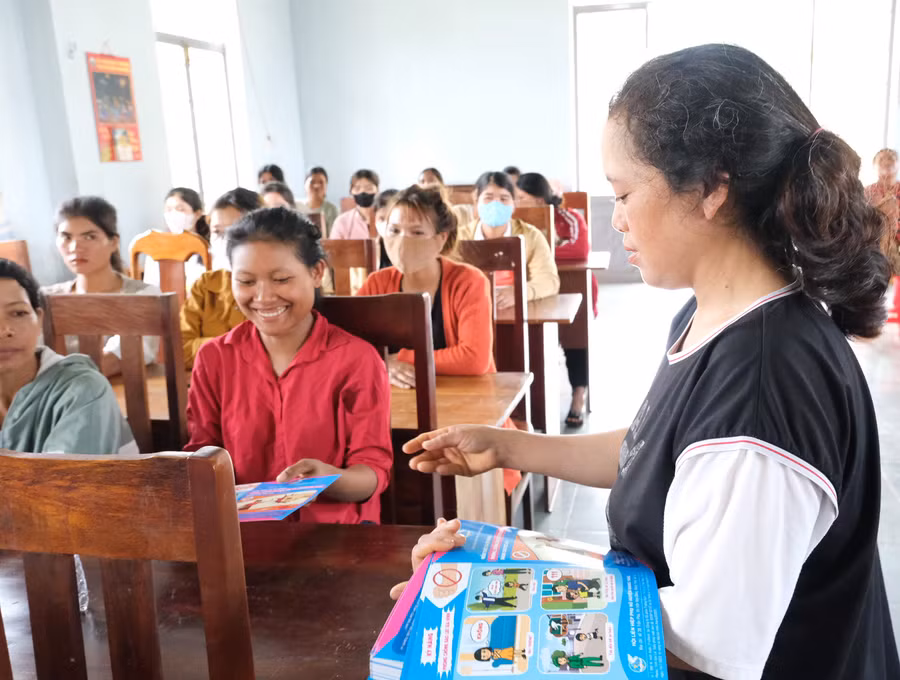 Tờ rơi với hình ảnh minh họa sinh động góp phần truyền thông về phòng chống bạo lực gia đình. Ảnh: MINH CHÂU