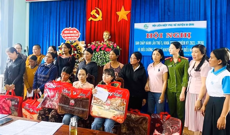 Tặng quà 11 phụ nữ khuyết tật tiêu biểu huyện Ia Grai. Ảnh: Minh Châu