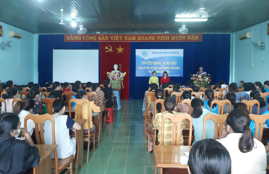 Ra mắt góc tư vấn về giáo dục trước hôn nhân và đời sống gia đình tại thị xã Ayun Pa. Ảnh: Minh Châu Ra mắt góc tư vấn về giáo dục trước hôn nhân và đời sống gia đình tại thị xã Ayun Pa. Ảnh: Minh Châu