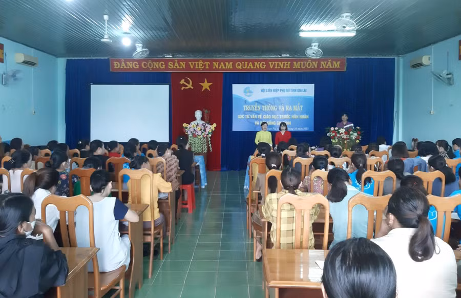 Ra mắt góc tư vấn về giáo dục trước hôn nhân và đời sống gia đình tại thị xã Ayun Pa. Ảnh: Minh Châu