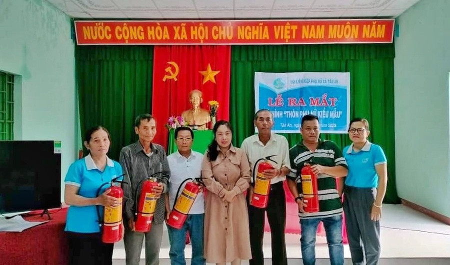 Tặng bình chữa cháy cho "thôn phụ nữ kiểu mẫu" xã Tân An, huyện Đak Pơ. Ảnh: Minh Châu Tặng bình chữa cháy cho "thôn phụ nữ kiểu mẫu" xã Tân An, huyện Đak Pơ. Ảnh: Minh Châu