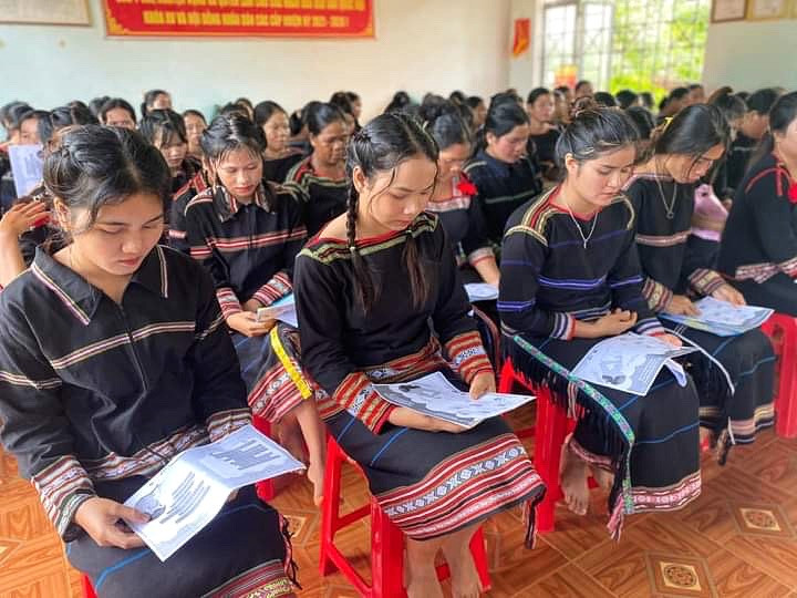 80 phụ nữ dân tộc thiểu số trong độ tuổi sinh đẻ được trang bị kiến thức về làm mẹ an toàn. Ảnh: Minh Châu