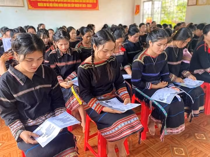 80 phụ nữ dân tộc thiểu số trong độ tuổi sinh đẻ được trang bị kiến thức về làm mẹ an toàn. Ảnh: Minh Châu 80 phụ nữ dân tộc thiểu số trong độ tuổi sinh đẻ được trang bị kiến thức về làm mẹ an toàn. Ảnh: Minh Châu