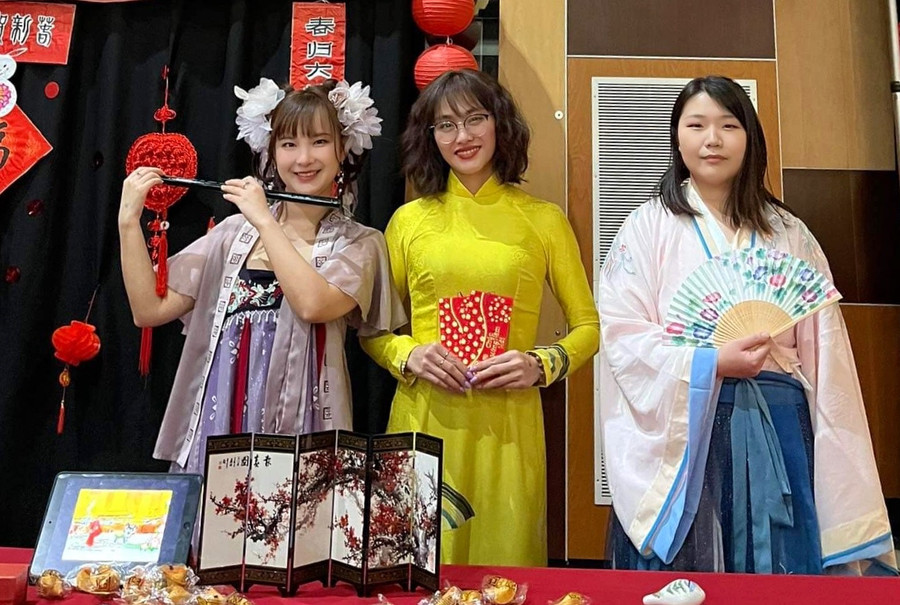 Chị Ngọc Bảo (giữa) đón Tết cổ truyền cùng các sinh viên châu Á . Ảnh: NVCC Chị Ngọc Bảo (giữa) đón Tết cổ truyền cùng các sinh viên châu Á . Ảnh: NVCC