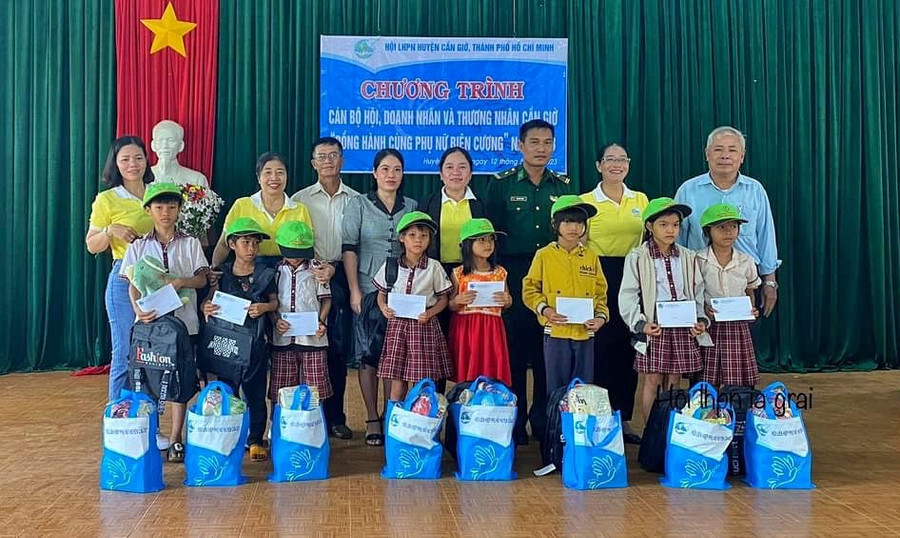 Tặng quà, học bổng cho học sinh xã Ia Chía. Ảnh: Minh Châu