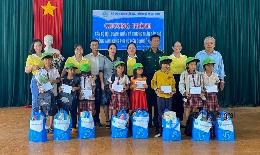 Tặng quà, học bổng cho học sinh xã Ia Chía. Ảnh: Minh Châu