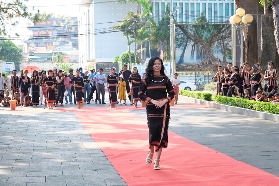 Duyên dáng trang phục Jrai. Ảnh: Hoàng Ngọc