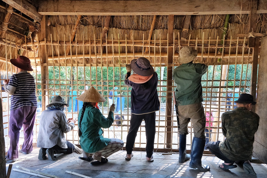 Một nhóm cột mây cố định các thanh tre nứa để đỡ vách Một nhóm cột mây cố định các thanh tre nứa để đỡ vách