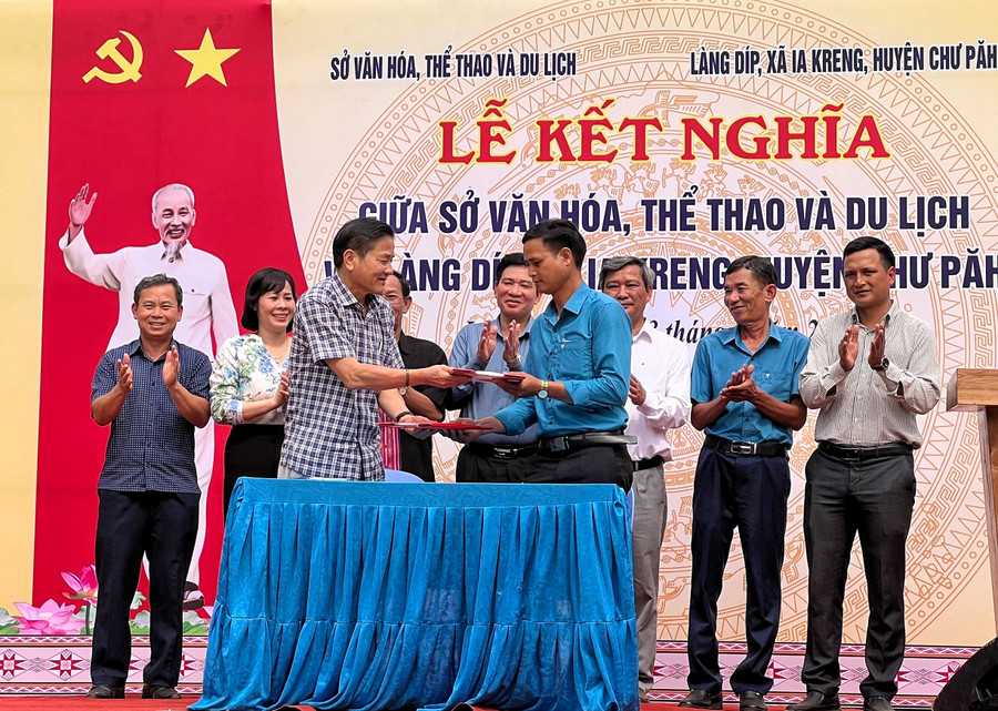 Lễ kết nghĩa giữa Sở Văn hóa-Thể thao và Du lịch với làng Díp (xã Ia Kreng, huyện Chư Păh). Ảnh: Minh Châu