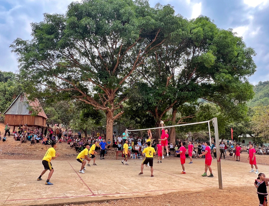 Giao lưu bóng chuyền giữa hai đơn vị kết nghĩa. Ảnh: Minh Châu