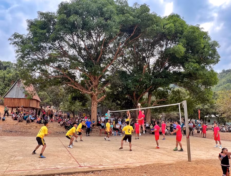 Giao lưu bóng chuyền giữa hai đơn vị kết nghĩa. Ảnh: Minh Châu