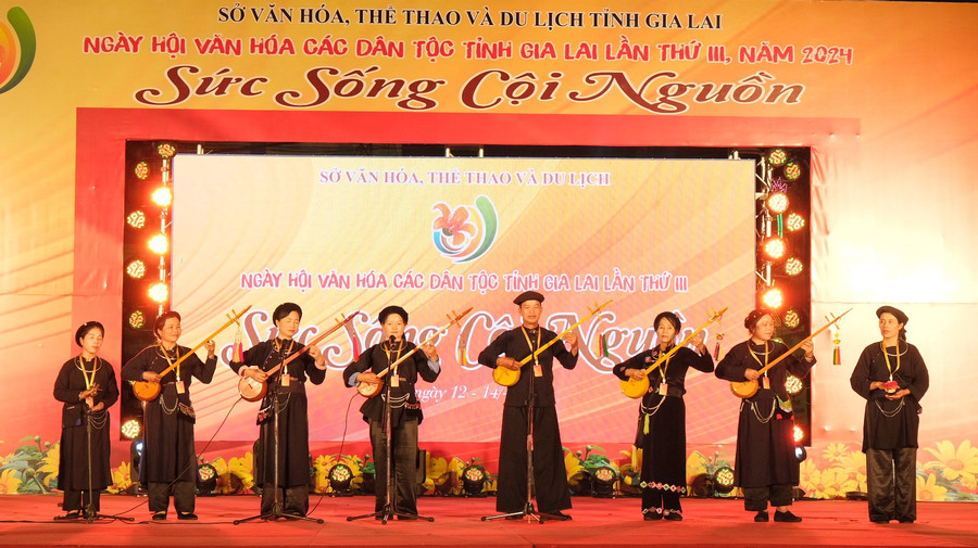 Đoàn nghệ nhân Tày-Nùng huyện Mang Yang hát then, đàn tính “Sự nghiệp Hồ Chí Minh vĩ đại”. Ảnh: Hoàng Ngọc Đoàn nghệ nhân Tày-Nùng huyện Mang Yang hát then, đàn tính “Sự nghiệp Hồ Chí Minh vĩ đại”. Ảnh: Hoàng Ngọc