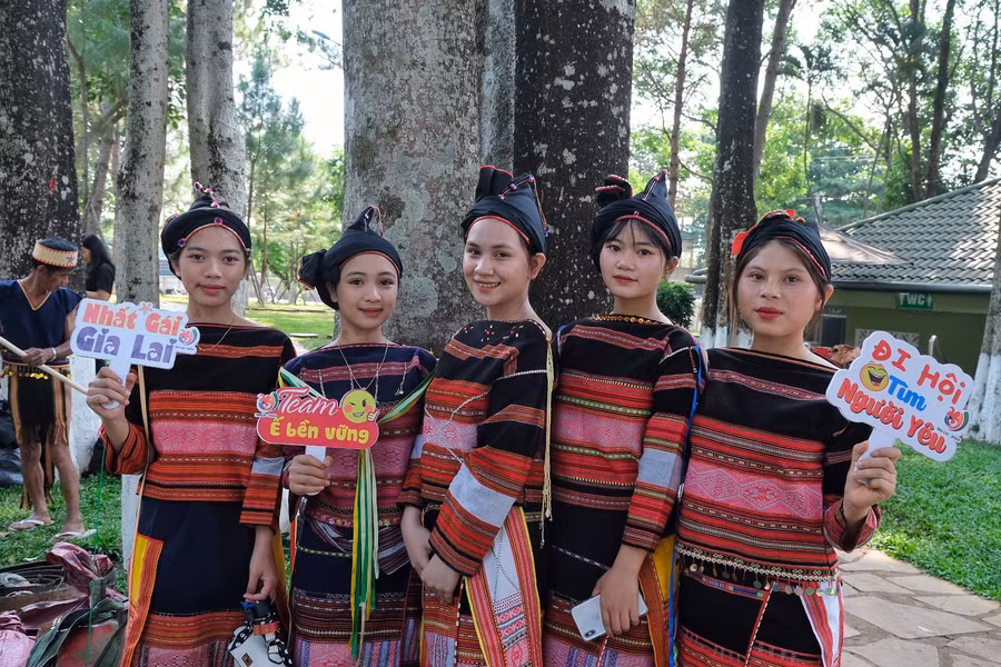 Vẻ đẹp của các sơn nữ vùng Đông Trường Sơn. Ảnh: Hoàng Ngọc