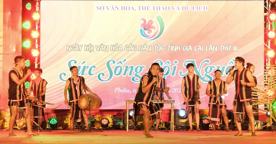Tam ca “Những chàng trai dũng cảm” do nghệ nhân TP. Pleiku biểu diễn. Ảnh: Hoàng Ngọc Tam ca “Những chàng trai dũng cảm” do nghệ nhân TP. Pleiku biểu diễn. Ảnh: Hoàng Ngọc