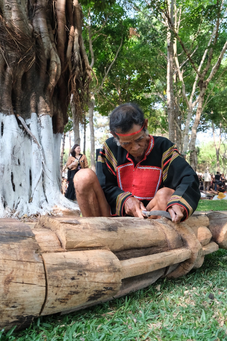 Nghệ nhân Jrai tạc tượng gỗ. Ảnh: Hoàng Ngọc Nghệ nhân Jrai tạc tượng gỗ. Ảnh: Hoàng Ngọc